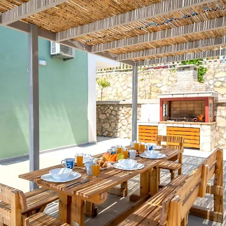 Prasino By * Plateies